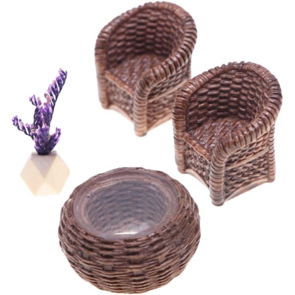 Miniatur-Rattan-Möbelset für Puppenhaus mit Tisch, Stühlen und Pflanzen