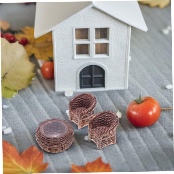 Set Miniatura Mobili in Rattan per Casa delle Bambole con Tavolo, Sedie e Piante