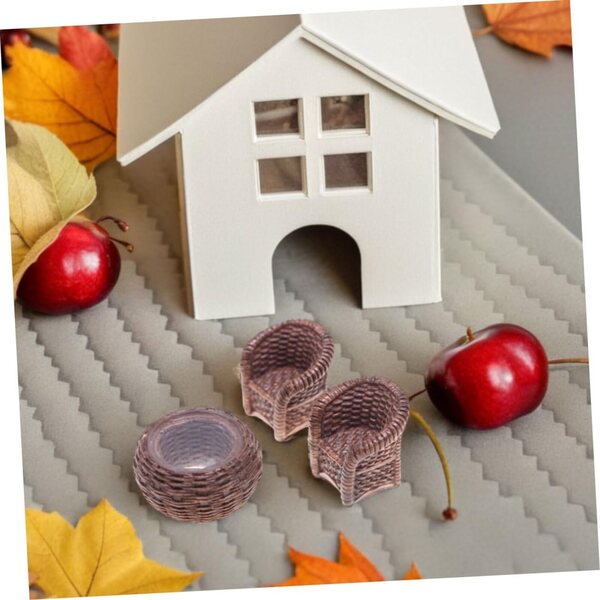 Set Miniatura Mobili in Rattan per Casa delle Bambole con Tavolo, Sedie e Piante