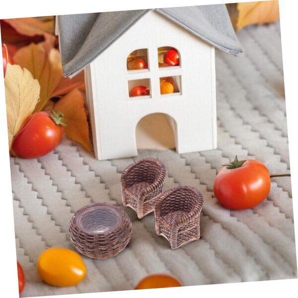 Set Miniatura Mobili in Rattan per Casa delle Bambole con Tavolo, Sedie e Piante