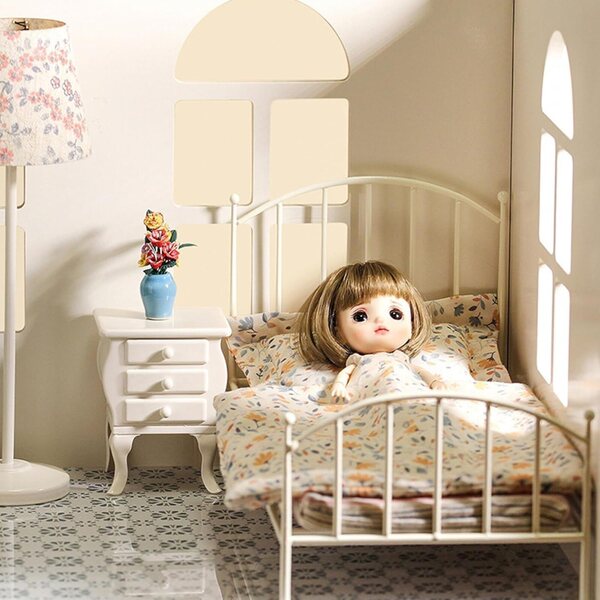 Letto in metallo bianco per casa delle bambole, scala 1:12, design vintage realistico