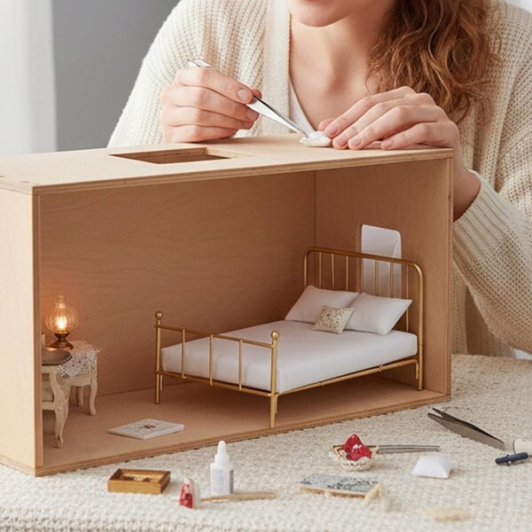 Letto in Miniatura 1:12 con Struttura in Ferro e Materasso Bianco per Casa delle Bambole