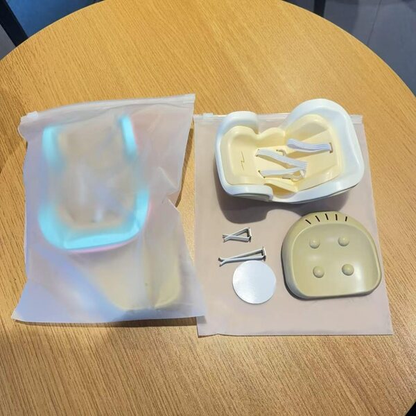 Autositz für 17 cm große Puppen mit Gürtel und Schreibtischständer NUJOLI