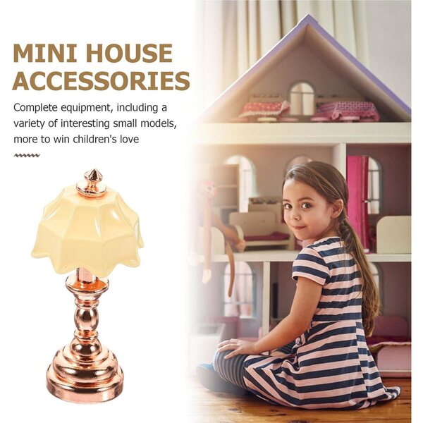 Lampada da Comodino Miniatura 1:12 Metallo Rosa Oro con Paralume Beige per Case Bambole