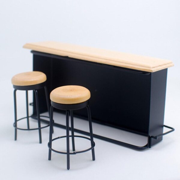 Mini-Bartisch-Set mit 2 Holzhockern für Puppenhaus, realistisches Design