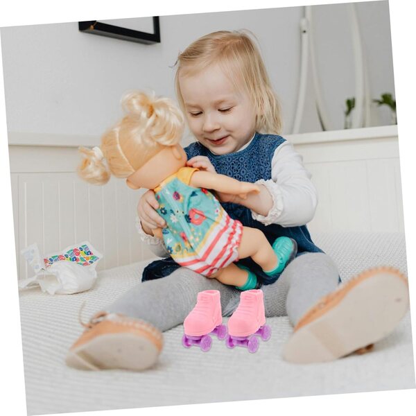 Set mit 3 Paar rosafarbenen Mini-Rollschuhen für Puppen, dekoratives Kunststoffzubehör