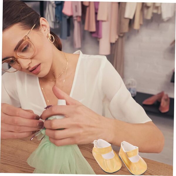 Elegante und langlebige goldene Miniatur-Puppenschuhe für kreative kleine Mädchen