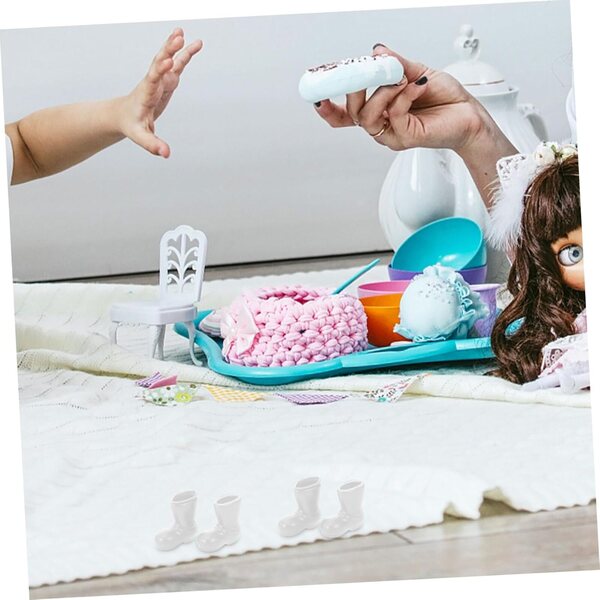 LABRIMP Set 50 Mini Scarpe Decorative in Plastica per Bambole e Mini Scenari