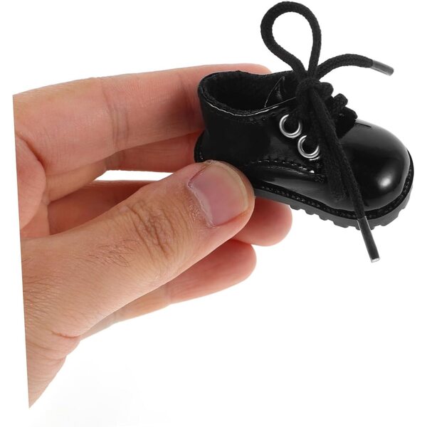 Miniaturschuhe aus schwarzem Kunstleder für Puppen 15–20 cm – elegante und dekorative Accessoires