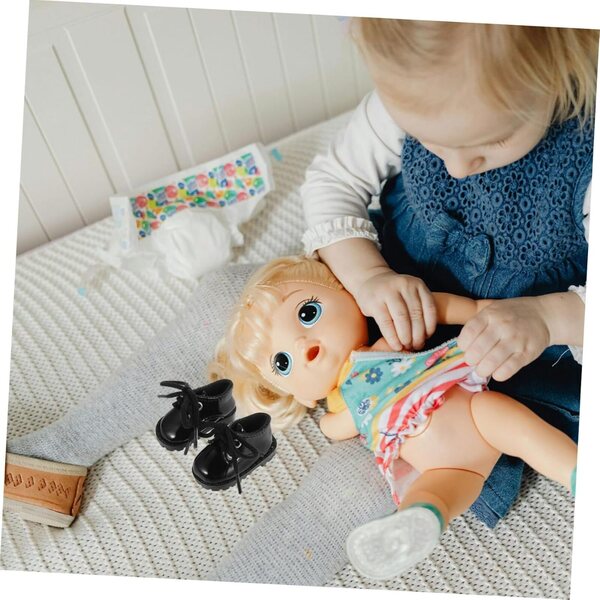 Miniaturschuhe aus schwarzem Kunstleder für Puppen 15–20 cm – elegante und dekorative Accessoires