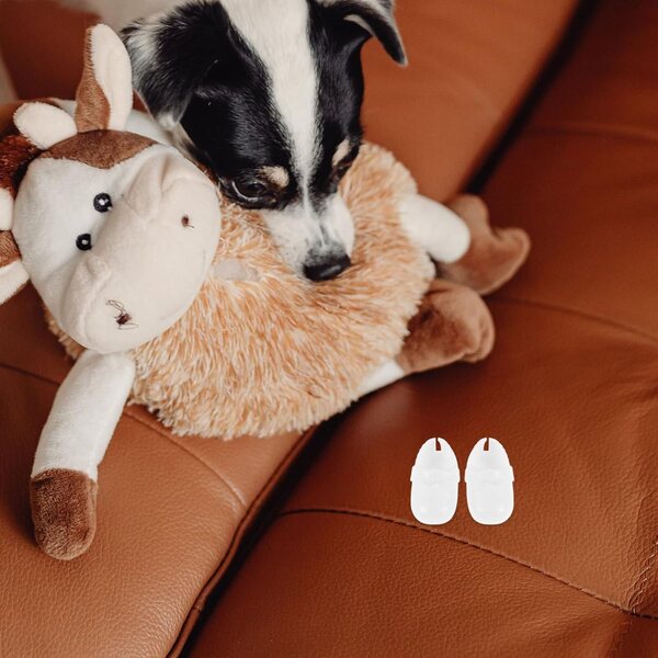 Set mit 135 Paar farbigen Kunststoffschuhen für Puppen – Zubehör für Anziehspiele