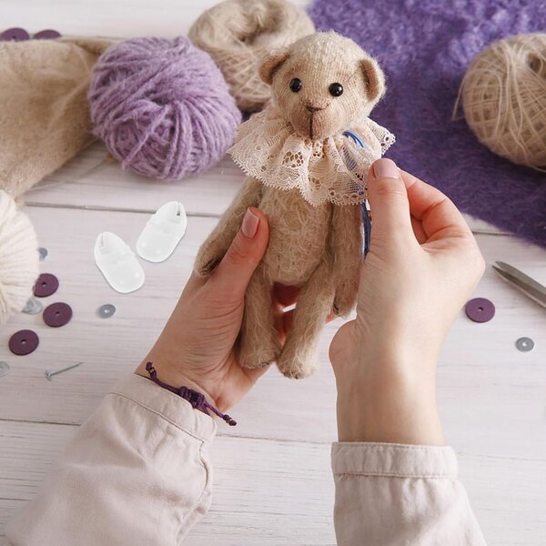 Set mit 135 Paar farbigen Kunststoffschuhen für Puppen – Zubehör für Anziehspiele