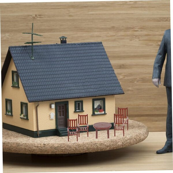 Set Miniatura Tavolo e Sedie per Modellismo e Decorazioni Casa in Plastica Marrone