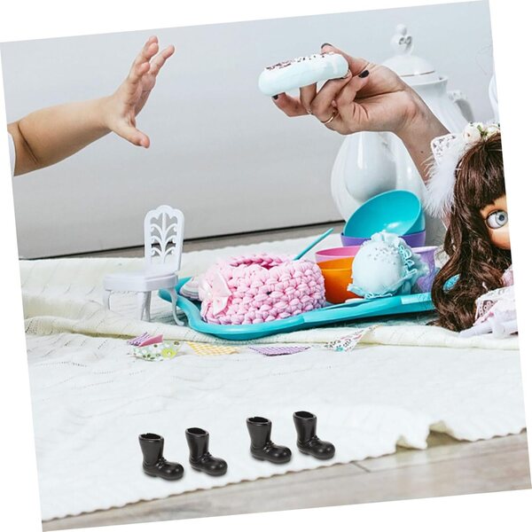 Set mit 50 Miniaturschuhen für Puppen und Dekorationen aus schwarzem Kunststoff, 2 x 1,9 cm