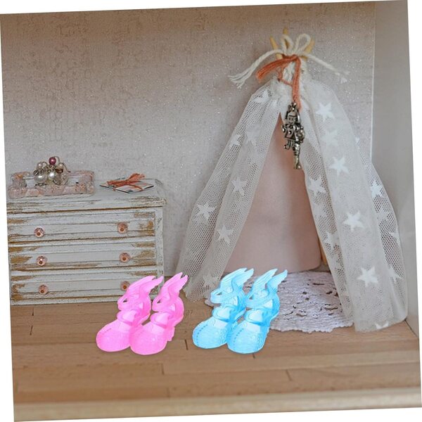 Set 6 paia di mini scarpe per bambole 60 cm – stivaletti e scarpe in plastica colorate