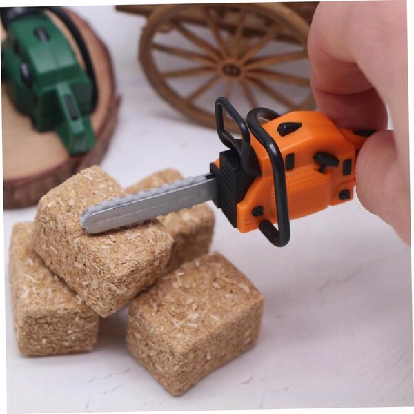 Miniatur-Kettensäge aus Kunststoff im Maßstab 1:12 für Puppenhäuser und Dioramen