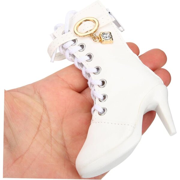 Weiße Schuhe mit hohen Absätzen für 60-cm-Puppen – elegante Mini-Stiefeletten von VICASKY