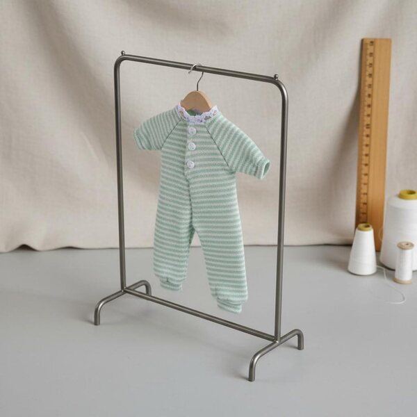 Kleidung für 1/12 Puppe. Grau gestreifter Pyjama mit feinem Finish