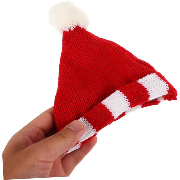 Rote gestrickte Mini-Haube für 18-Zoll-Puppen – dekoratives Wollaccessoire
