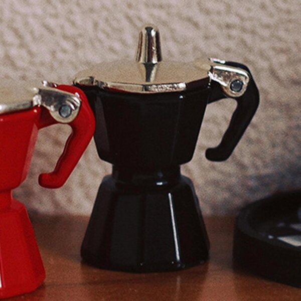 Miniatur-Kaffeekanne aus schwarzem Metall für Puppenhaus 1:12, realistische Details