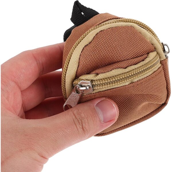 Hellbrauner, leichter und kompakter Mini-Puppenrucksack – kreatives Accessoire von WEKAMOS