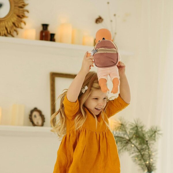 Hellbrauner, leichter und kompakter Mini-Puppenrucksack – kreatives Accessoire von WEKAMOS