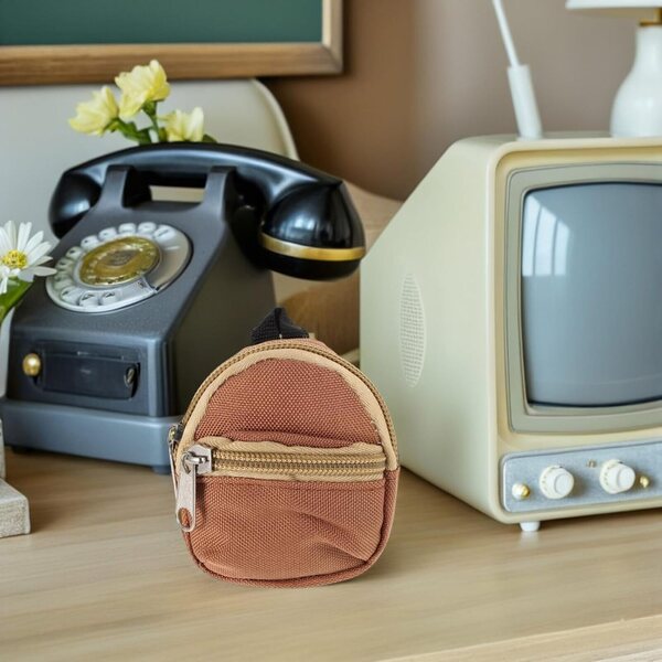 Hellbrauner, leichter und kompakter Mini-Puppenrucksack – kreatives Accessoire von WEKAMOS