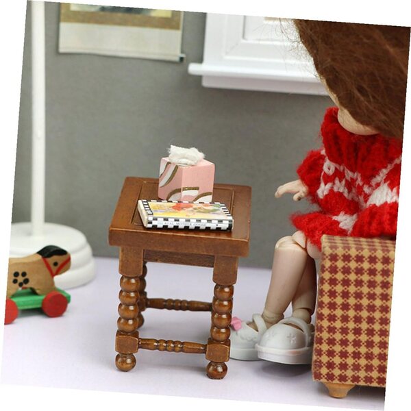 Klassischer brauner Miniatur-Holzhocker für Puppenhäuser und Sammlungen