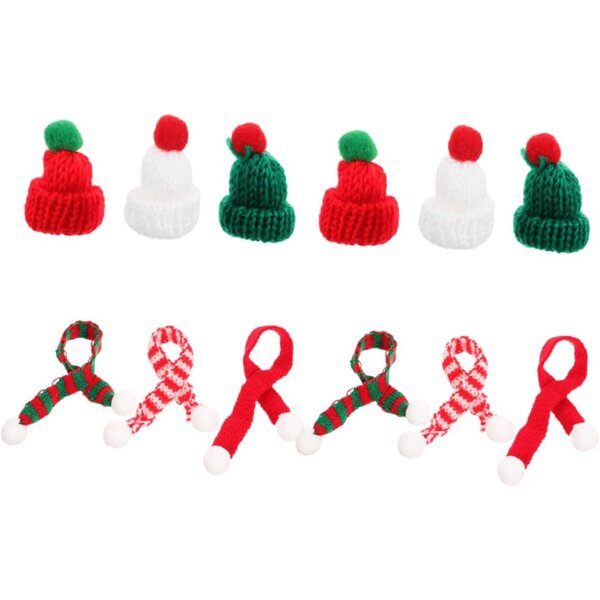 Set mit 12 gestrickten Mini-Weihnachtsmützen und Schals für selbstgemachte Dekorationen