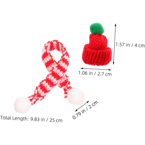 Set mit 12 gestrickten Mini-Weihnachtsmützen und Schals für selbstgemachte Dekorationen