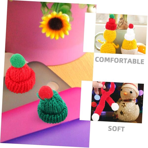 Set mit 12 gestrickten Mini-Weihnachtsmützen und Schals für selbstgemachte Dekorationen