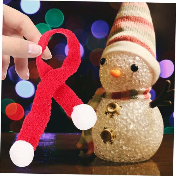 Set mit 12 gestrickten Mini-Weihnachtsmützen und Schals für selbstgemachte Dekorationen