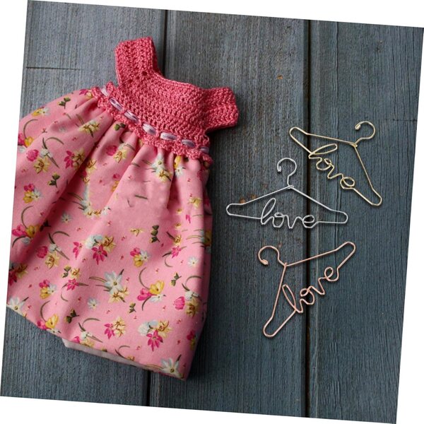 Set 15 Mini Cintres Colorati per Vestiti delle bambole con Design Lettera Love