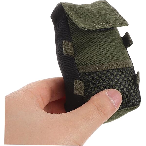Mini zainetto verde in tessuto per bambole, accessorio funzionale e dettagliato 10,5x5,5x3 cm