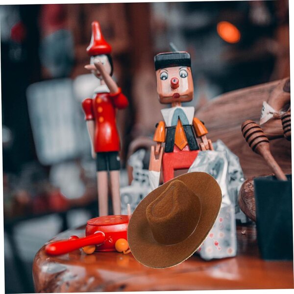 Set 4 Mini Chapeaux Western Colorati per bamboles - Accessori Decorativi e Cosplay