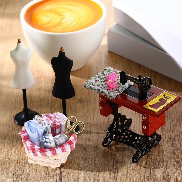 Kit cesta da cucito in miniatura per bambole con accessori realistici e dettagli eleganti
