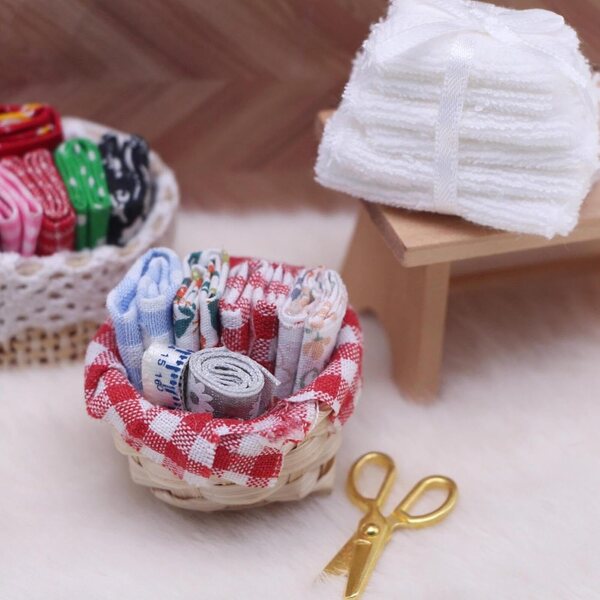Kit cesta da cucito in miniatura per bambole con accessori realistici e dettagli eleganti