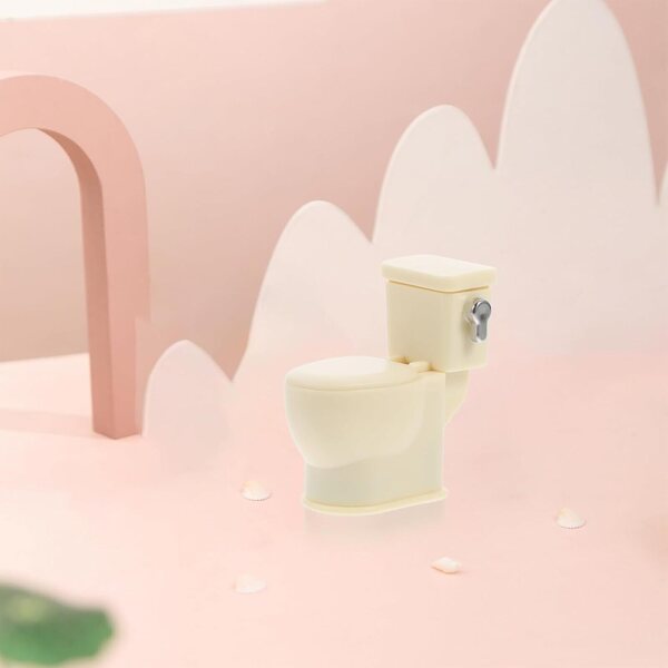 Piccolo WC Giallo con Suono per Case delle Bambole e Scenografie Miniature