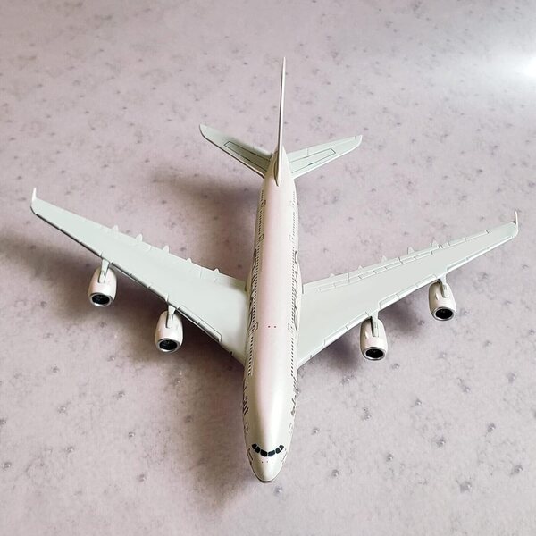 Etihad A380-Flugzeugmodell aus Verbundlegierung im Maßstab 1:400 mit eleganter dekorativer Stütze