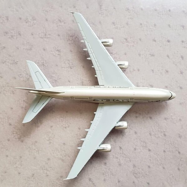 Etihad A380-Flugzeugmodell aus Verbundlegierung im Maßstab 1:400 mit eleganter dekorativer Stütze