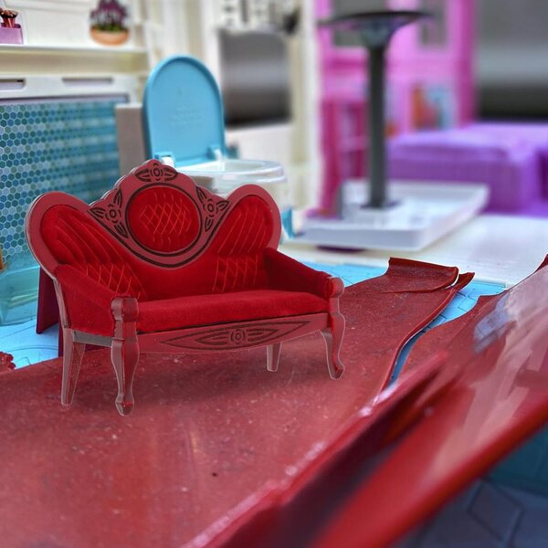 Mini Divano Soggiorno in Legno Rosso 12cm - Mobili Decorativi per Casa delle Bambole