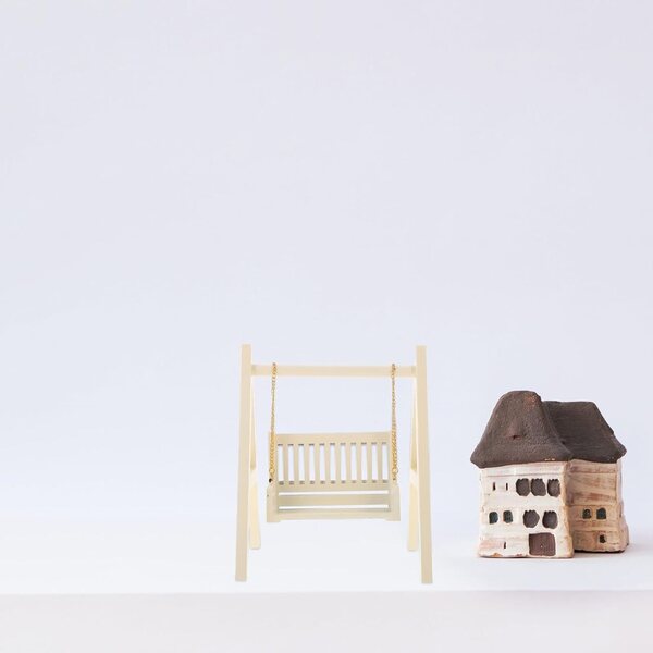 Altalena Miniatura in Legno Beige per Casa delle Bambole, Dimensioni 16x12,3x11 cm