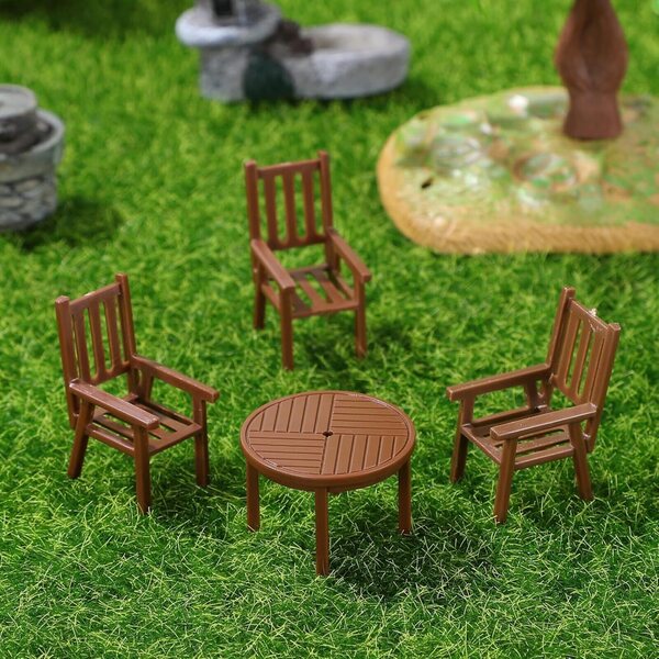 Set 3 Pezzi Mobili Miniatura Casa delle Bambole Tavoli e Sedie in Plastica Marrone