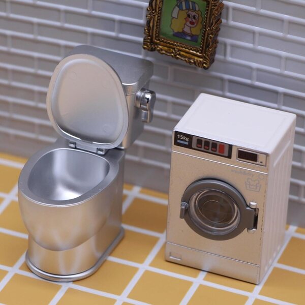 Mini toilette in plastica realistica con suono per casa delle bambole scala 1/12