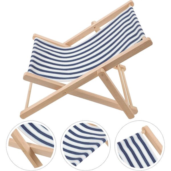 Dekorativer Strandstuhl aus Holz und gestreiftem Stoff für mediterrane Einrichtungen
