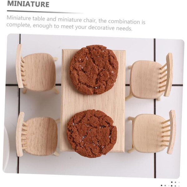 Miniaturesæt med bord og 4 stole i egetræ til dukkehjem