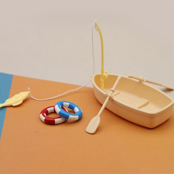 Set mit 2 Spielen mit Rettungsring und Plastikbootzubehör für Kinder