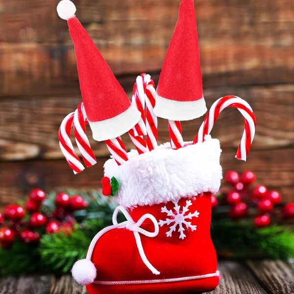 Bunte Mini-Weihnachtsmützen zur Dekoration, 24 Stück aus 4 cm dickem Vliesstoff