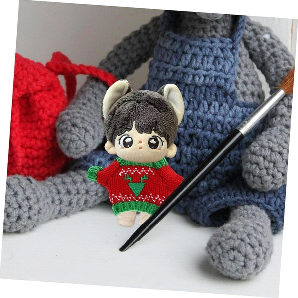 Mini maglione in peluche per bambole Gatuida con motivo triangolare rosso e verde