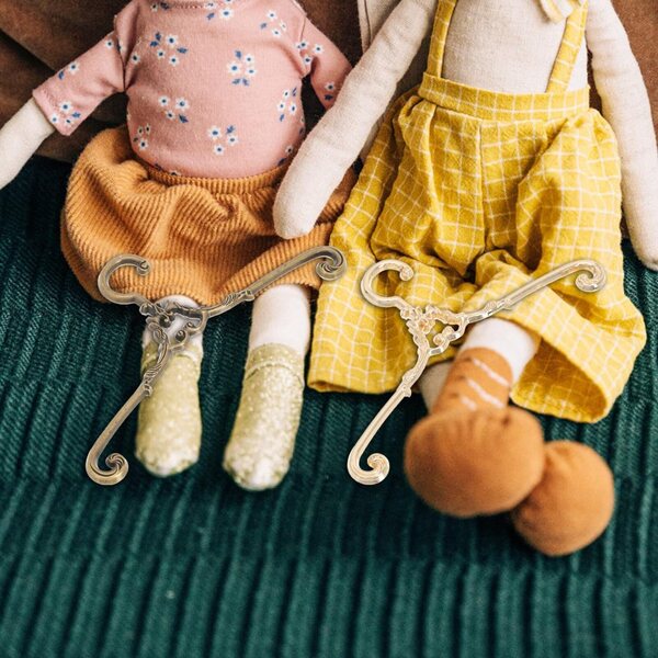 Gatuida mini cintres vintage in lega per abiti da bambola - set 4 pezzi dorati e bronzo